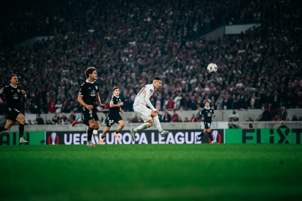 Badredine Bouanani lupft! Wieder so ein ikonisches Bild. Die Bildsprache des VfB veränderte sich stark, nachdem der freie Fotograf Yunus seit Anfang 2024 für den VfB tätig ist.