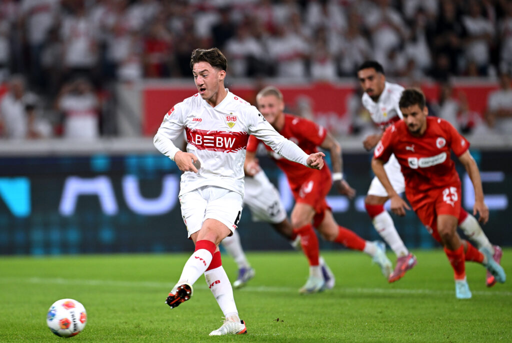 Angelo Stiller mit einer Rückgabe als Elfmeter und einer vergebenen Riesen-Chance kurz danach. Das schüttelte er ab und zeigte einen guten Auftritt in einem Spiel, in dem er deutlich weiter vorne agierte.
