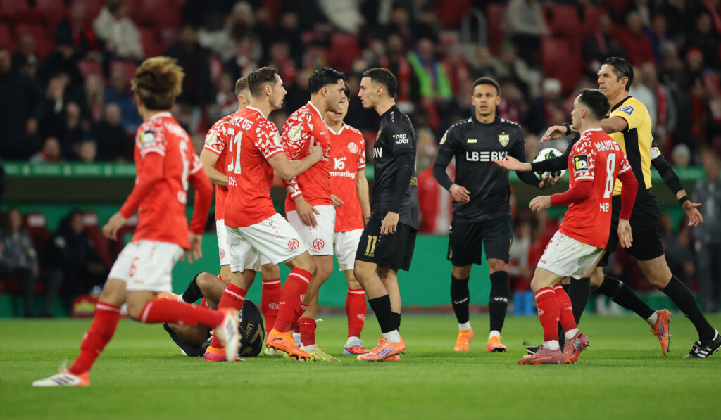 Mainz versuchte es mit übertriebener Härte, was auch zu Wortgefechten und Rudelbildungen führte. Immer mittendrin, natürlich: Dominik Kohr und Nadiem Amiri.