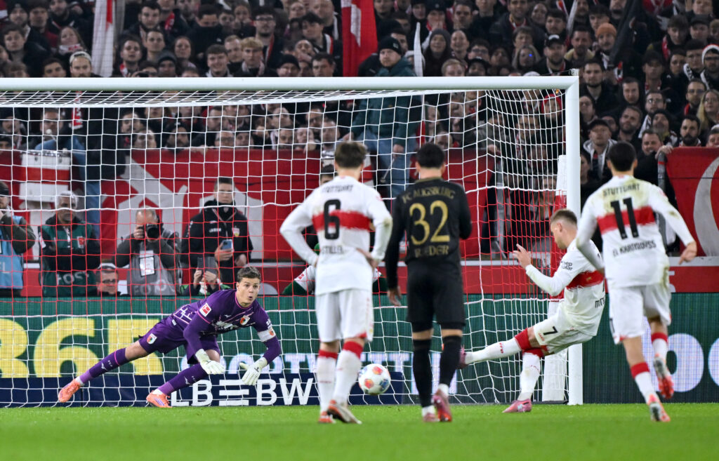 Zuletzt ziemlich wacklig, aber gegen Augsburg solide: Maxi Mittelstädt, der den Elfer mit einer Selbstverständlichkeit verwandelte als ob er schon immer Strafstöße schießen würde.