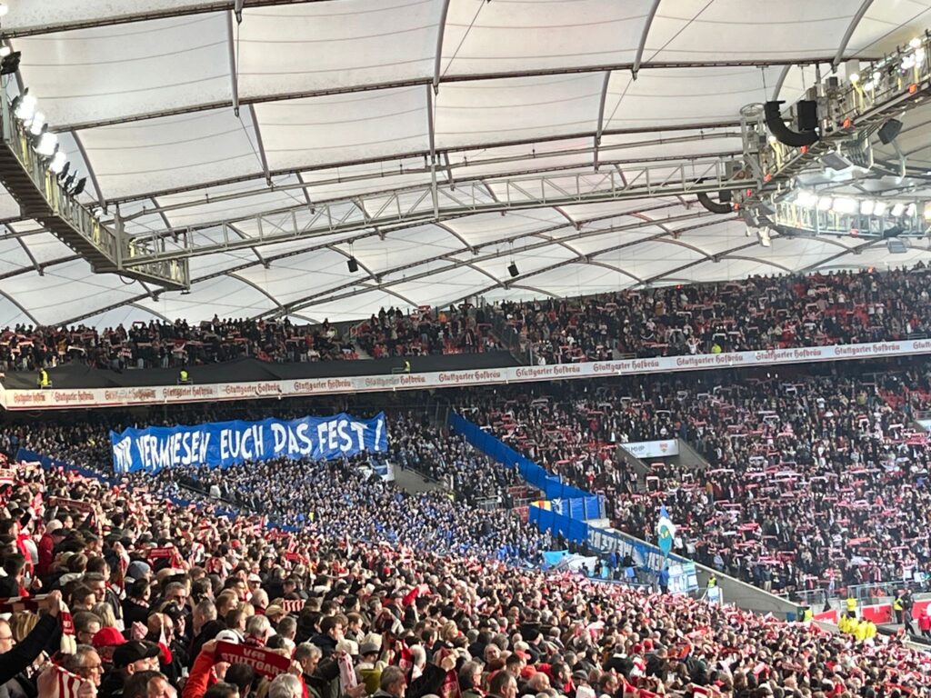 Ziemlich vorlaut für einen überschaubaren Auswärtsblock.