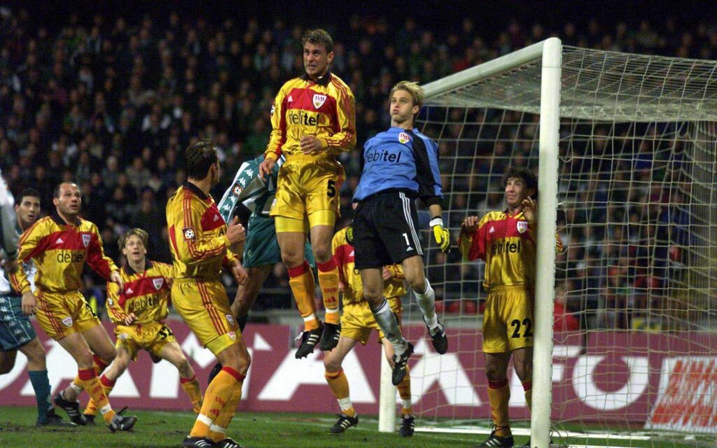 Schönstes oder hässlichstes? Die Meinung gehen beim goldenen VfB-Trikot auseinander. Aber was ganz anderes: wer ist hier vom VfB ausser Bordon und Hildebrand noch im Bild?