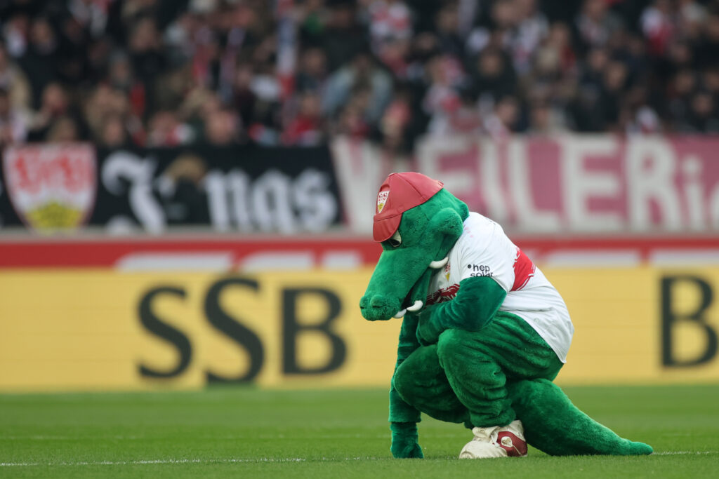 Fritzle frustriert: Das Maskottchen fragt sich wie wir, warum der VfB mit einem 2:0 nicht den Deckel drauf machte.