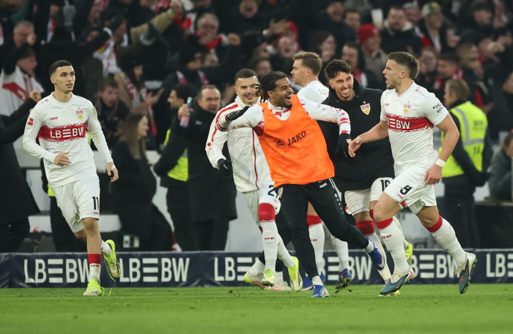 Auch die VfB-Bank drehte völlig auf nach dem späten 1:0. Demirovic wollte mit seinem Jubel nicht die Freiburger provozieren, sondern suchte auf der Tribüne Familie und Freunde, die zum ersten Geburtstag seiner Tochter zu Besuch waren.