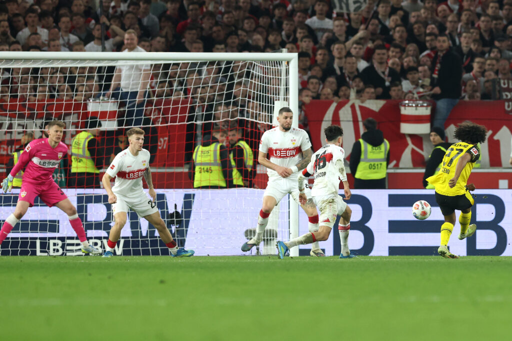 Das 0:1 am Ende einer langen Fehlerkette: Das Tor hätte Adeyemi wohl auch auf einem Klappstuhl sitzend geschossen.
