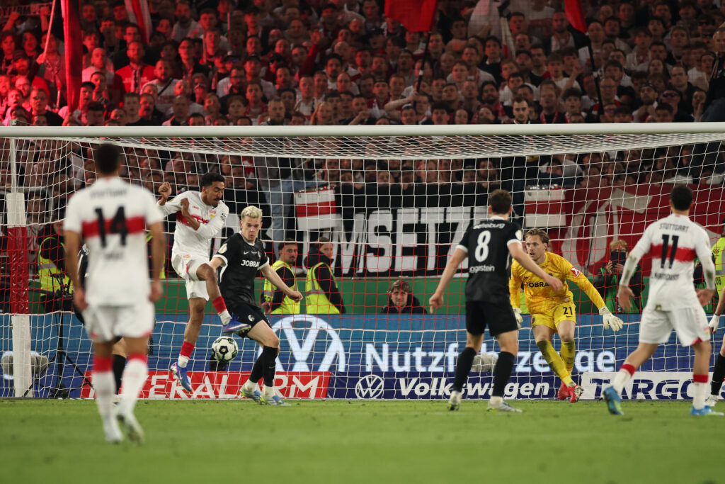 Wie konnte Tomás seine Beine so verknoten, dass der Ball im Tor landete?