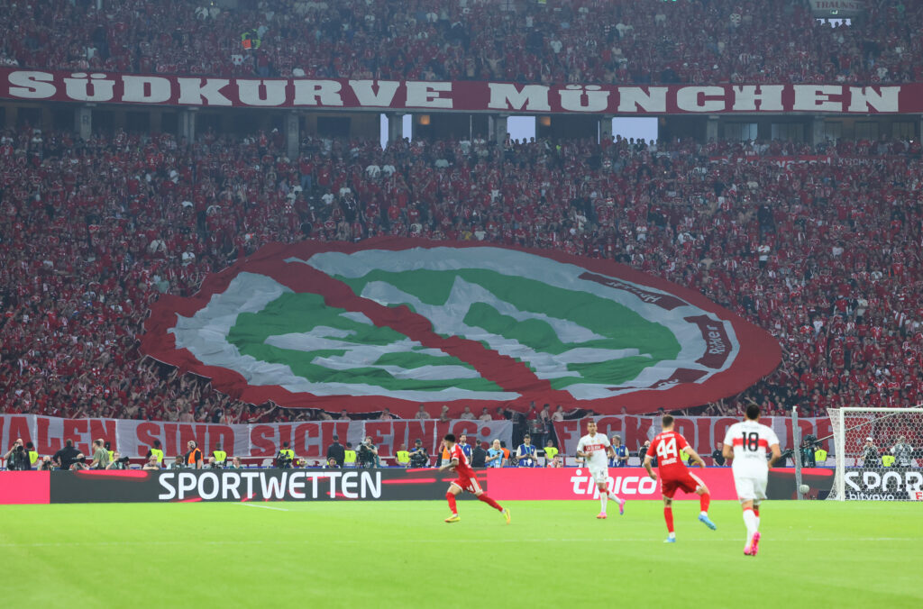 Geniale Idee und geniales Bild, wie das durchgestrichene DFB-Logo durch das Stadion waberte.