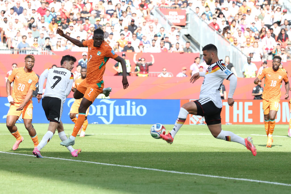 Das 1:1 hatte Deniz Undav selbst mit einem Pass auf Nadiem Amiri vorbereitet. Und danach sprintete er an allen Gegenspielern vorbei. Ja, Deniz kann auch sprinten!
